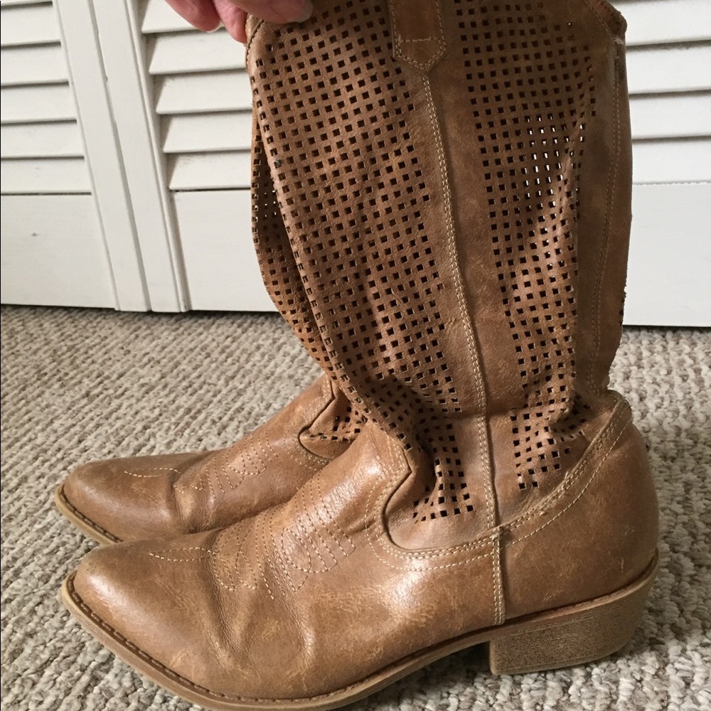 Boots - Picture 3 of 4